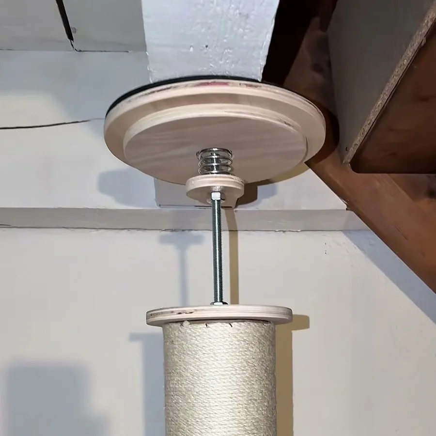 Le plateau à ressort plaqué contre le plafond