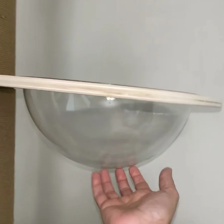 La coupole transparente fixée sur le poteau